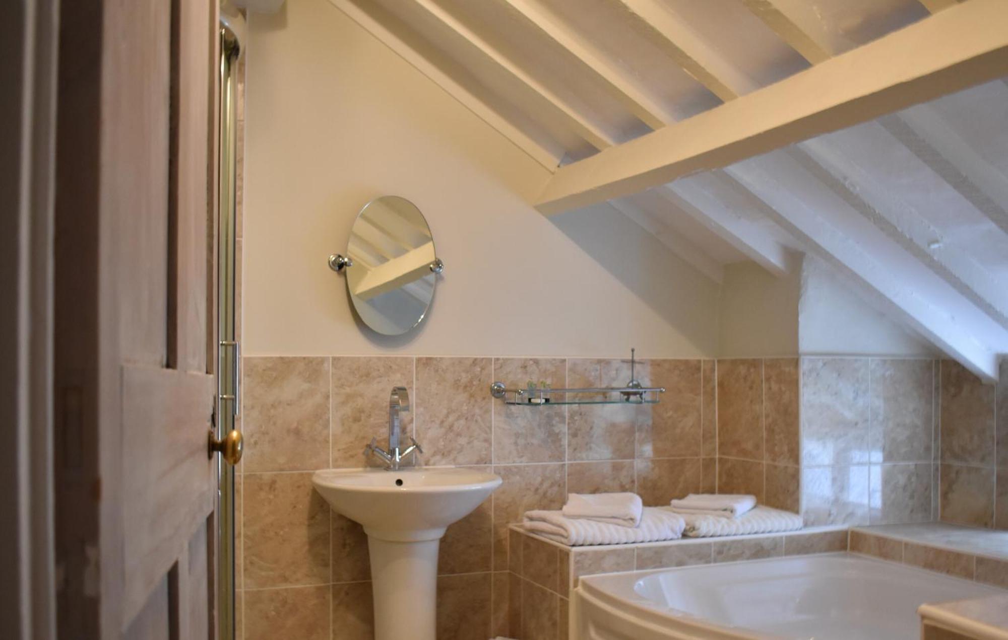 Davenford Cotswold Gardens Bed & Breakfast Stow-on-the-Wold ภายนอก รูปภาพ